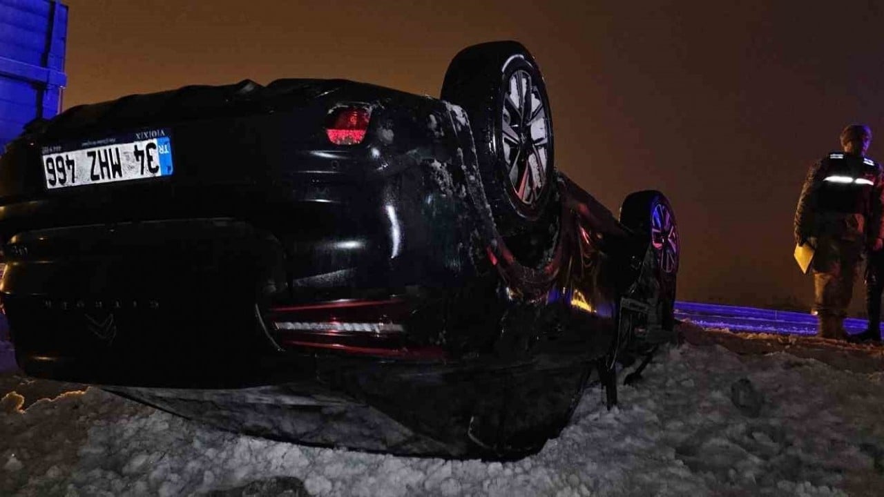 Foto - Muş-Erzurum karayolunda korkutan kaza: Otomobil şarampole yuvarlandı!