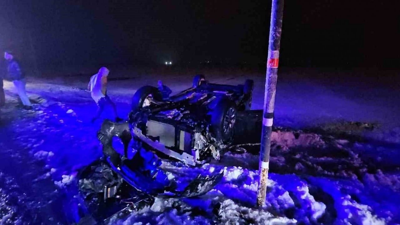 Foto - Muş-Erzurum karayolunda korkutan kaza: Otomobil şarampole yuvarlandı!