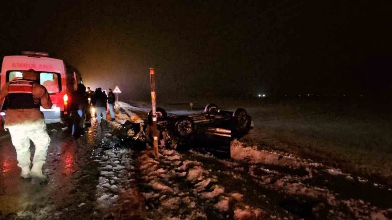 Foto - Muş-Erzurum karayolunda korkutan kaza: Otomobil şarampole yuvarlandı!