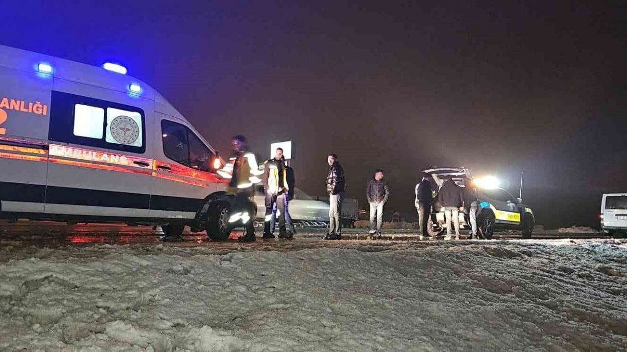 Foto - Muş-Erzurum karayolunda korkutan kaza: Otomobil şarampole yuvarlandı!