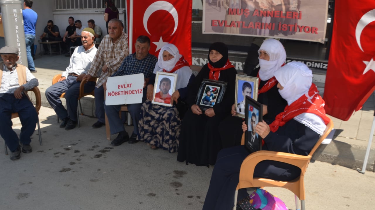 Foto - Muşlu ailelerin evlat nöbeti sürüyor: Gelin teslim olun bitsin bu hasret!