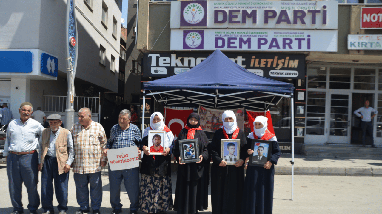 Foto - Muşlu ailelerin evlat nöbeti sürüyor: Gelin teslim olun bitsin bu hasret!