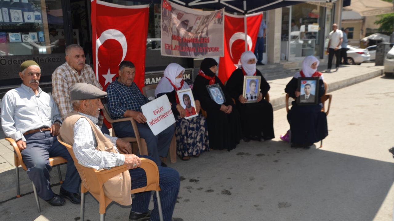 Foto - Muşlu ailelerin evlat nöbeti sürüyor: Gelin teslim olun bitsin bu hasret!