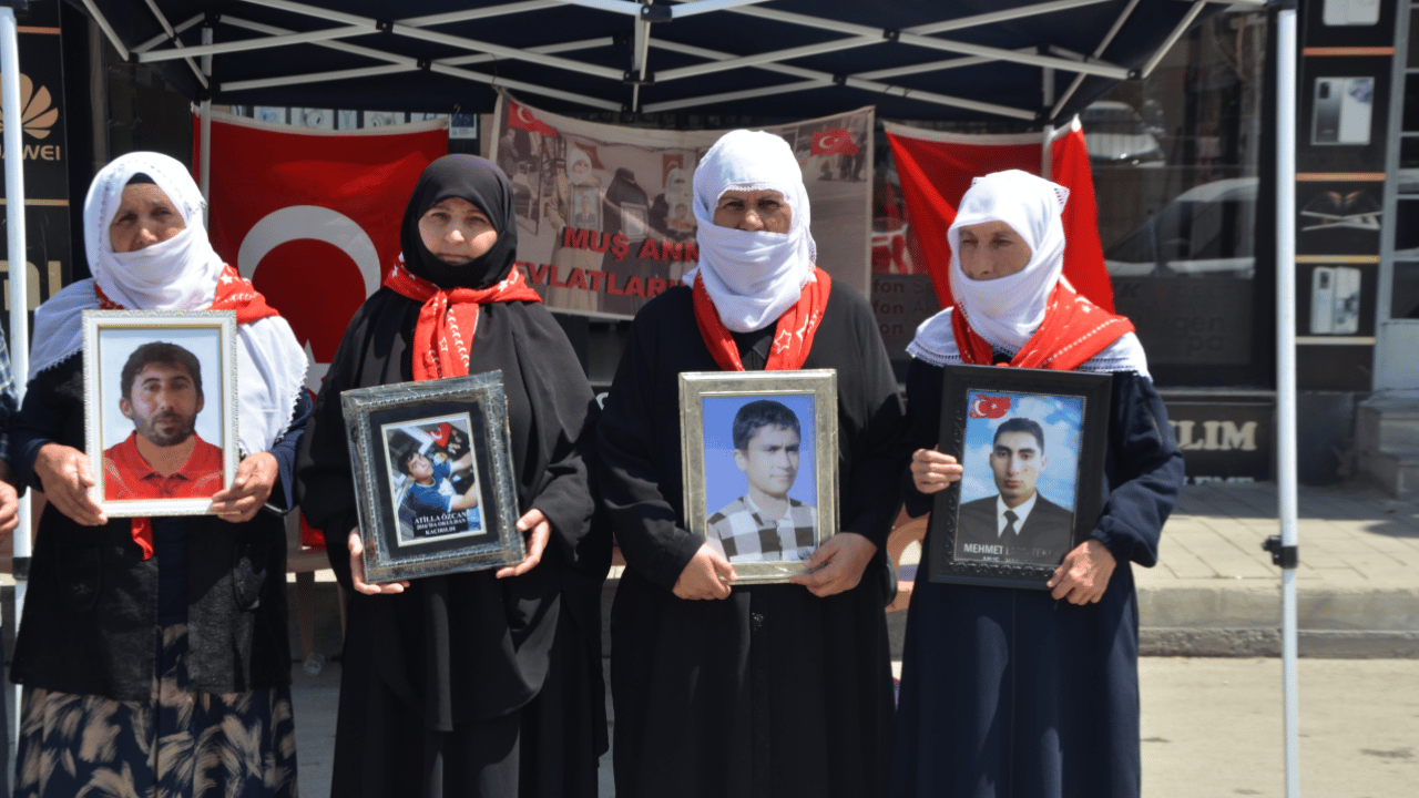 Foto - Muşlu ailelerin evlat nöbeti sürüyor: Gelin teslim olun bitsin bu hasret!