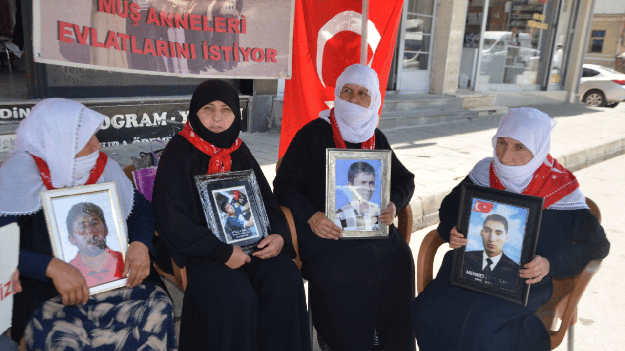 Foto - Muşlu ailelerin evlat nöbeti sürüyor: Gelin teslim olun bitsin bu hasret!