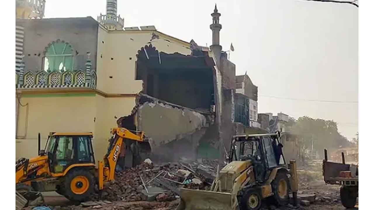 Foto - Müslümanları diri diri yaktıkları yetmedi! Camileri, evleri, okulları yerle bir ediyorlar