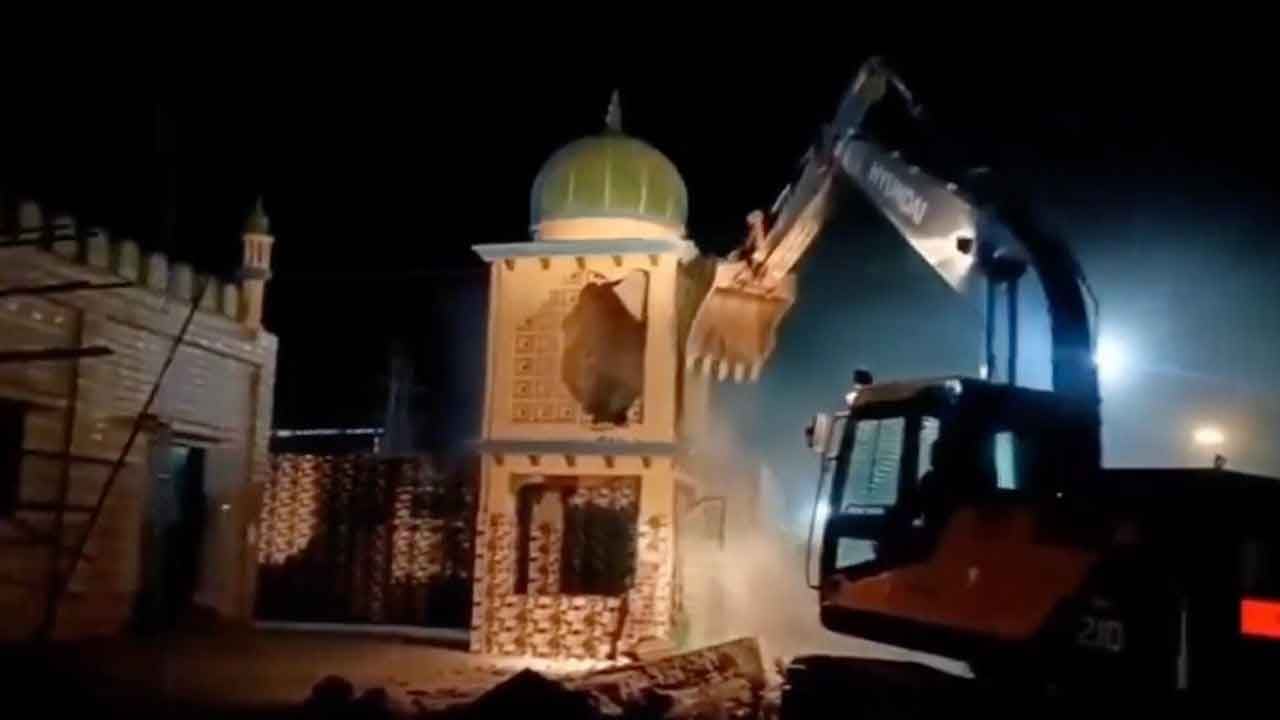 Foto - Müslümanları diri diri yaktıkları yetmedi! Camileri, evleri, okulları yerle bir ediyorlar
