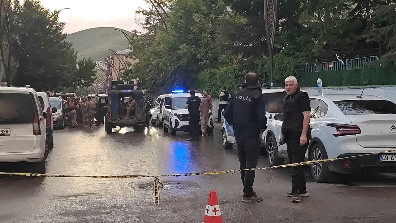 Muş'ta cinnet getiren şahıs dehşet saçtı! Kardeşini vurup eve kapanan saldırgan Özel Harekat operasyonuyla paketlendi!