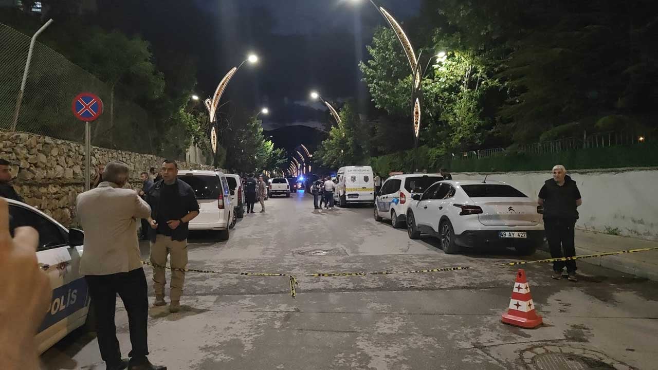 Foto - Muş'ta cinnet getiren şahıs dehşet saçtı! Kardeşini vurup eve kapanan saldırgan Özel Harekat operasyonuyla paketlendi!