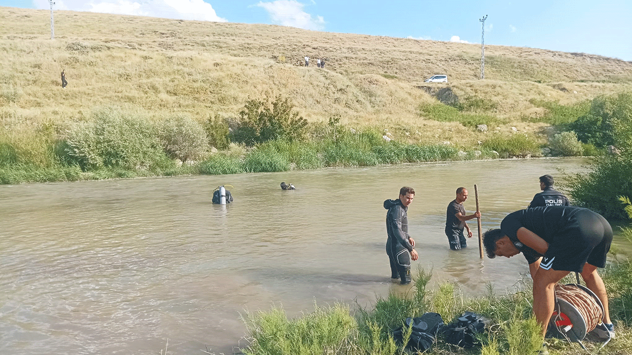 Foto - Muş'ta yürekleri dağlayan facia! Çoban ailenin çaya düşen iki körpe evladından biri vefat etti diğeri akıntıda kayboldu!