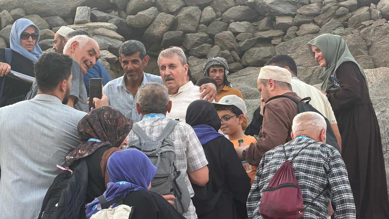 Foto - Mustafa Destici, bayrak yakan bölücülere Nur Dağı’ndan Türk bayrağı sallayarak cevap verdi 