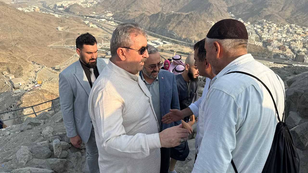 Foto - Mustafa Destici, bayrak yakan bölücülere Nur Dağı’ndan Türk bayrağı sallayarak cevap verdi 