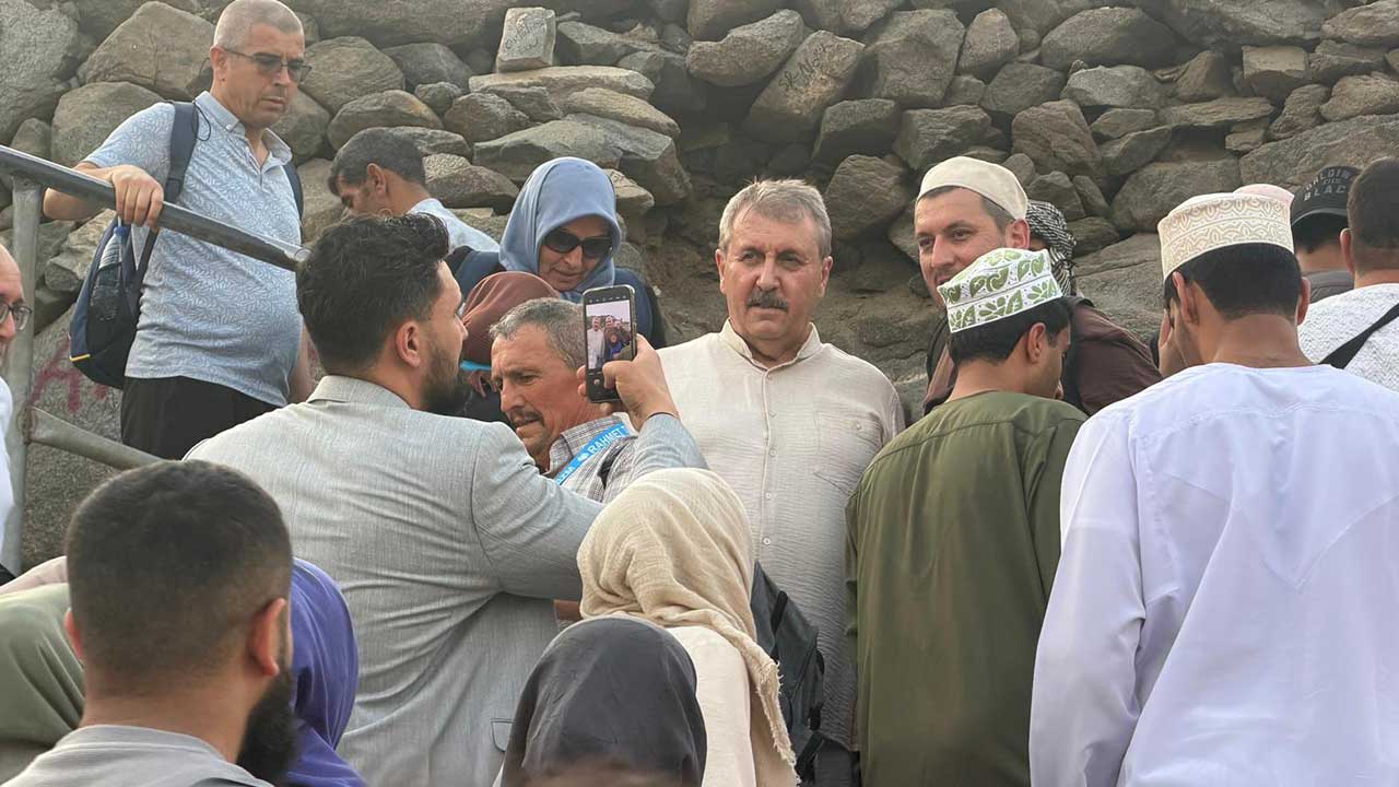 Foto - Mustafa Destici, bayrak yakan bölücülere Nur Dağı’ndan Türk bayrağı sallayarak cevap verdi 