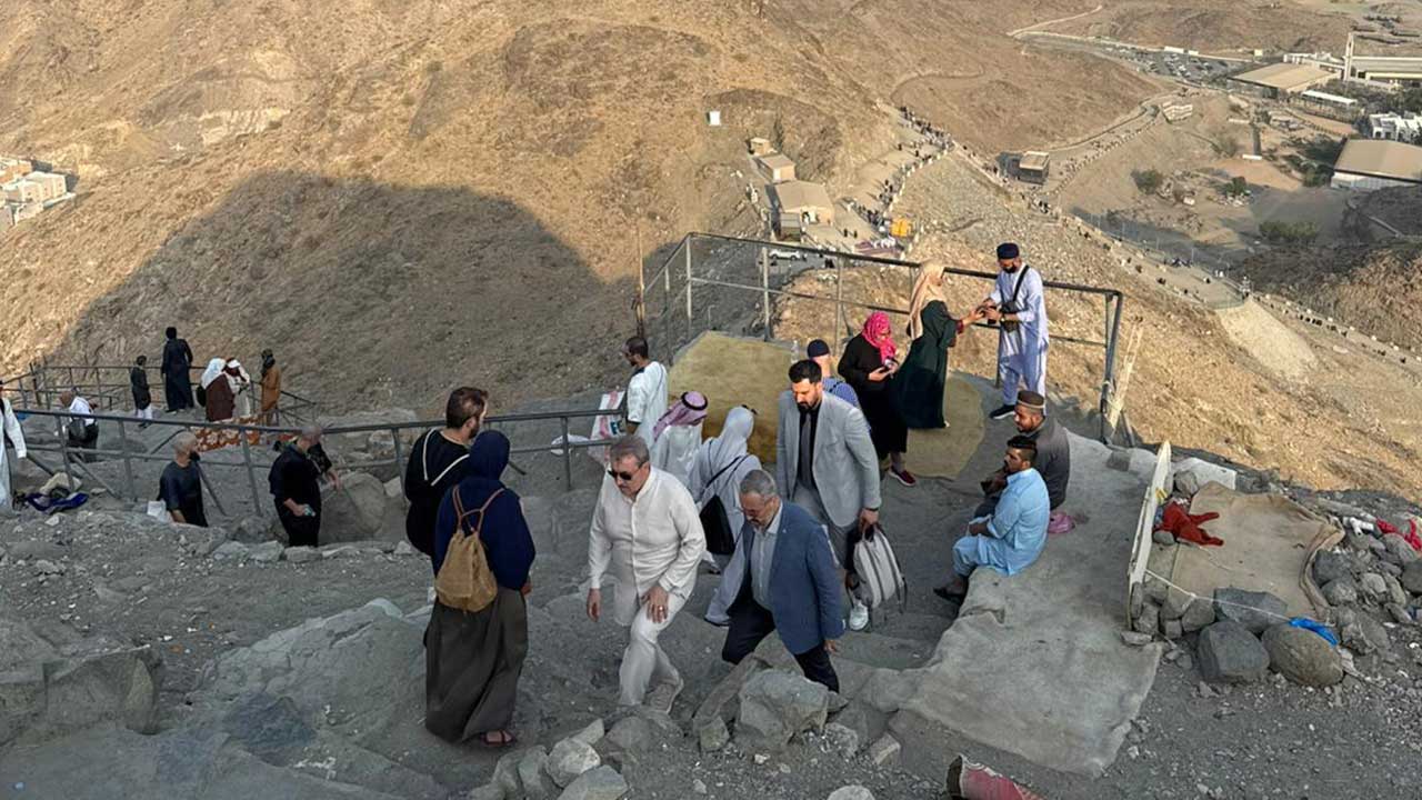 Foto - Mustafa Destici, bayrak yakan bölücülere Nur Dağı’ndan Türk bayrağı sallayarak cevap verdi 