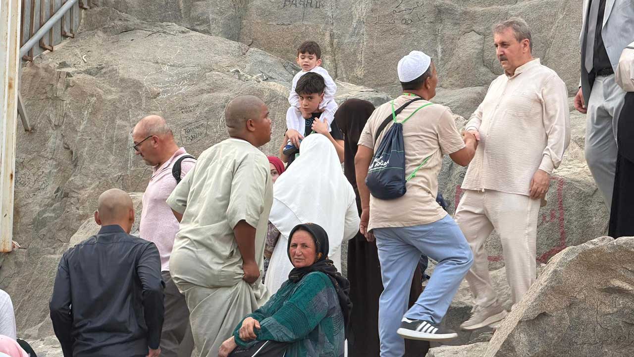 Foto - Mustafa Destici, bayrak yakan bölücülere Nur Dağı’ndan Türk bayrağı sallayarak cevap verdi 
