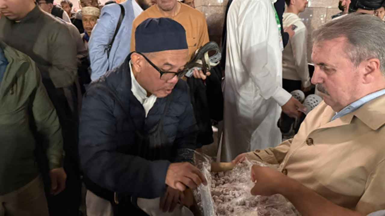 Foto - Mustafa Destici kutsal topraklarda