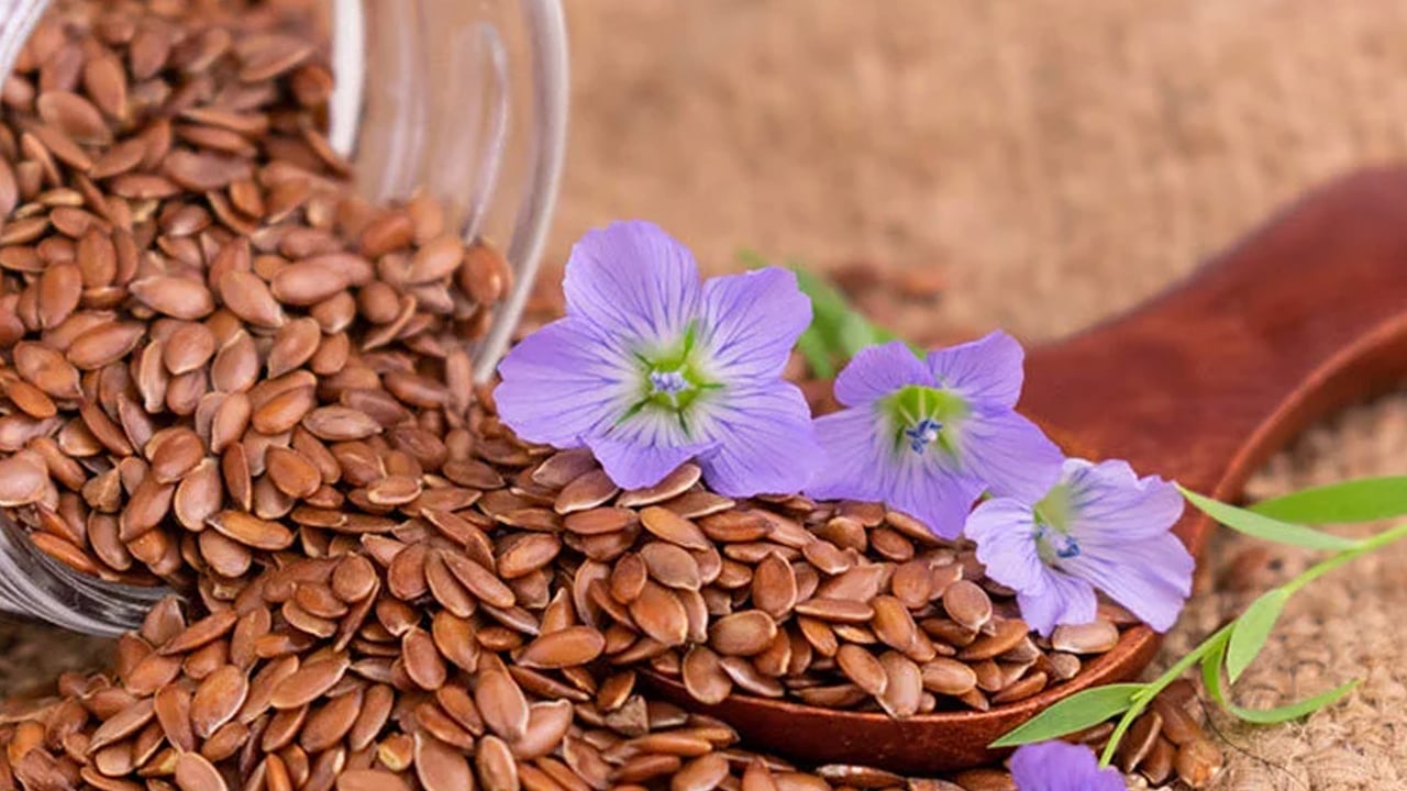 Foto - Mutfağınızdaki bu bitki doğal güç: Göbek yağını sadece birkaç haftada yok ediyor! Keten tohumunun cilde mucize dokunuşu