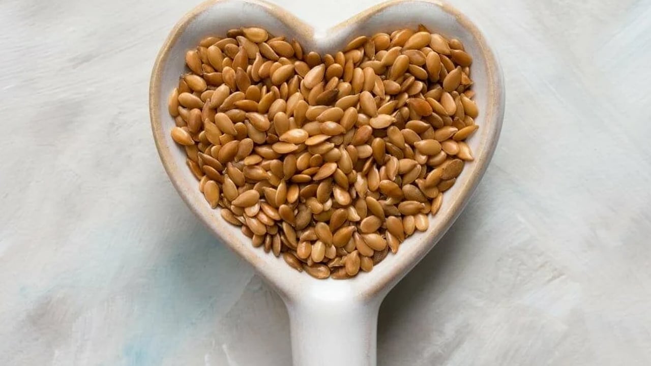 Foto - Mutfağınızdaki bu bitki doğal güç: Göbek yağını sadece birkaç haftada yok ediyor! Keten tohumunun cilde mucize dokunuşu