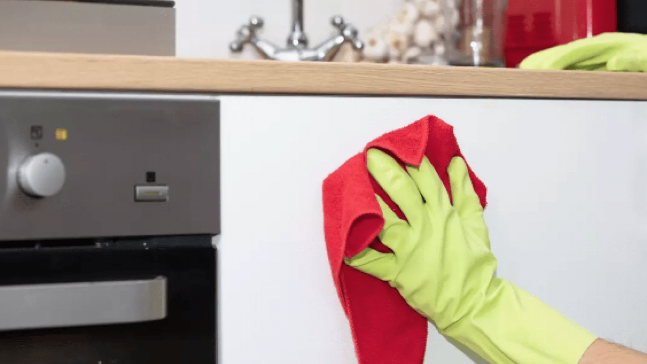 Foto - Mutfak dolaplarını karbonatla silerken suya 1 kaşık ekleyin ve sapır sapır dökülsün tüm lekeler...