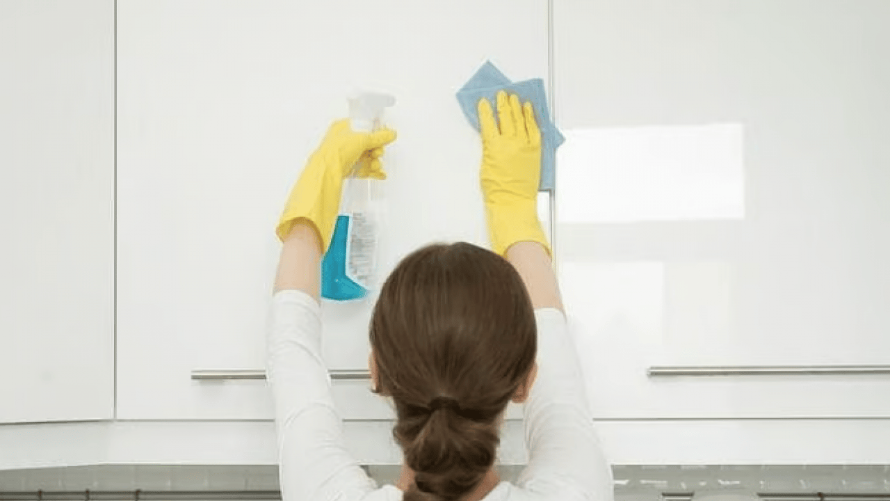 Mutfak dolaplarını karbonatla silerken suya 1 kaşık ekleyin ve sapır sapır dökülsün tüm lekeler...