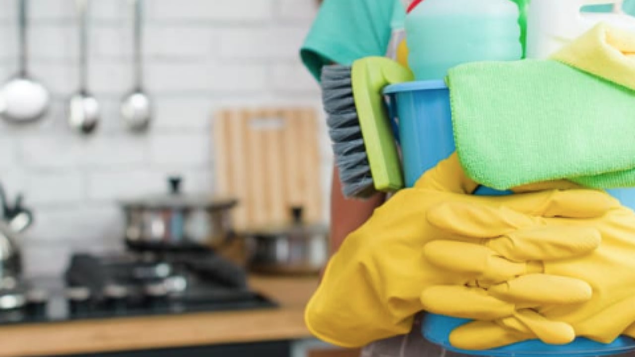 Foto - Mutfak dolaplarını karbonatla silerken suya 1 kaşık ekleyin ve sapır sapır dökülsün tüm lekeler...