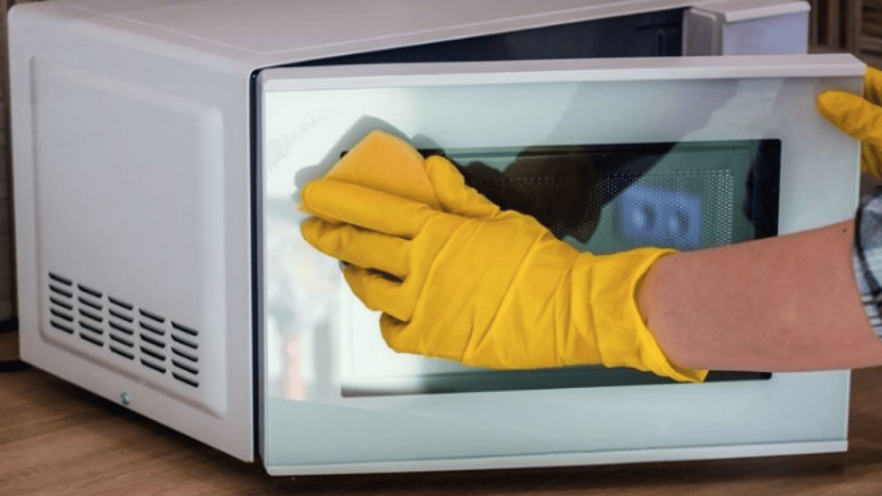 Foto - Mutfak dolaplarını karbonatla silerken suya 1 kaşık ekleyin ve sapır sapır dökülsün tüm lekeler...