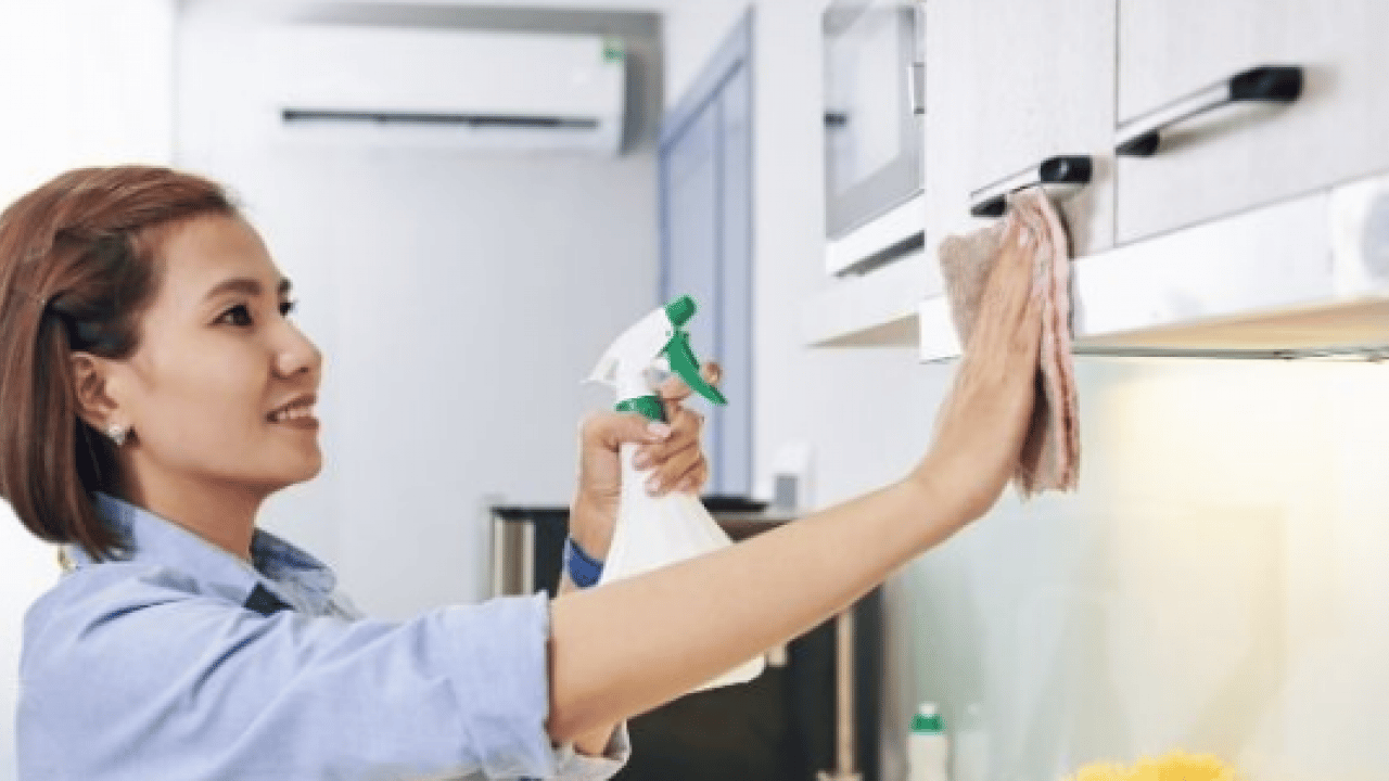 Foto - Mutfak dolaplarını karbonatla silerken suya 1 kaşık ekleyin ve sapır sapır dökülsün tüm lekeler...