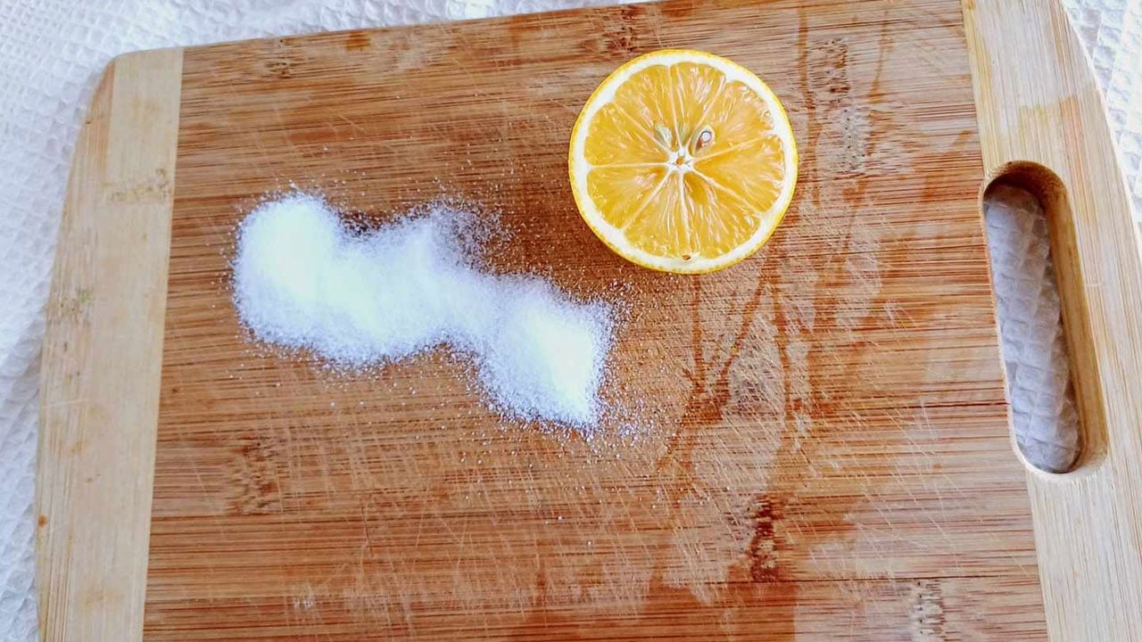 Mutfakta masum görünen hata! Kesme tahtasını böyle mi temizliyorsunuz?