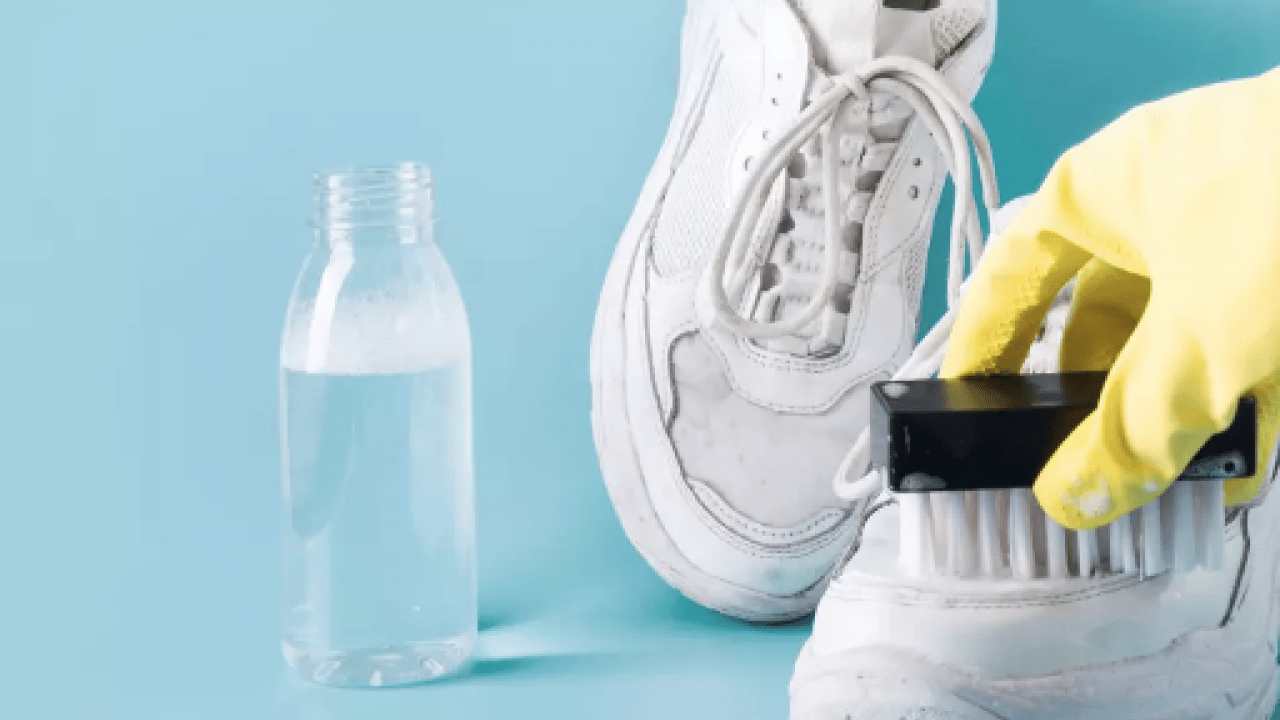 Foto - Mutlaka denenmeli: Eski ayakkabıları yeni gibi yapan o pratik yöntem! Sadece bir karbonatla...