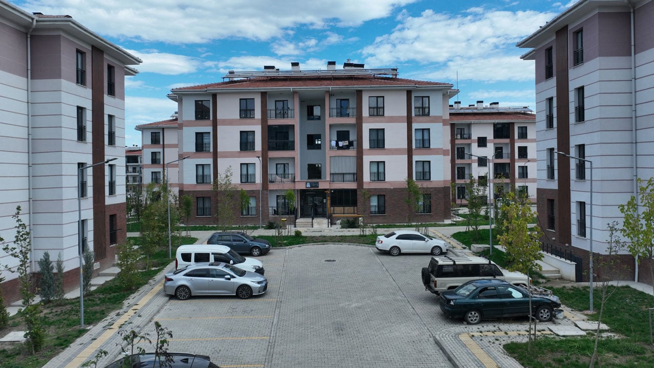 Foto - Mutlu ailenin fotoğrafı! TOKi’den ev sahibi oldular Bakan Kurum paylaştı