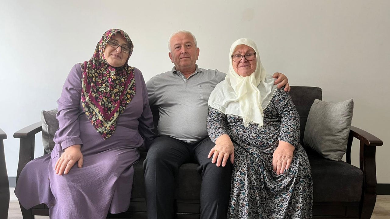 Mutlu ailenin fotoğrafı! TOKi’den ev sahibi oldular Bakan Kurum paylaştı