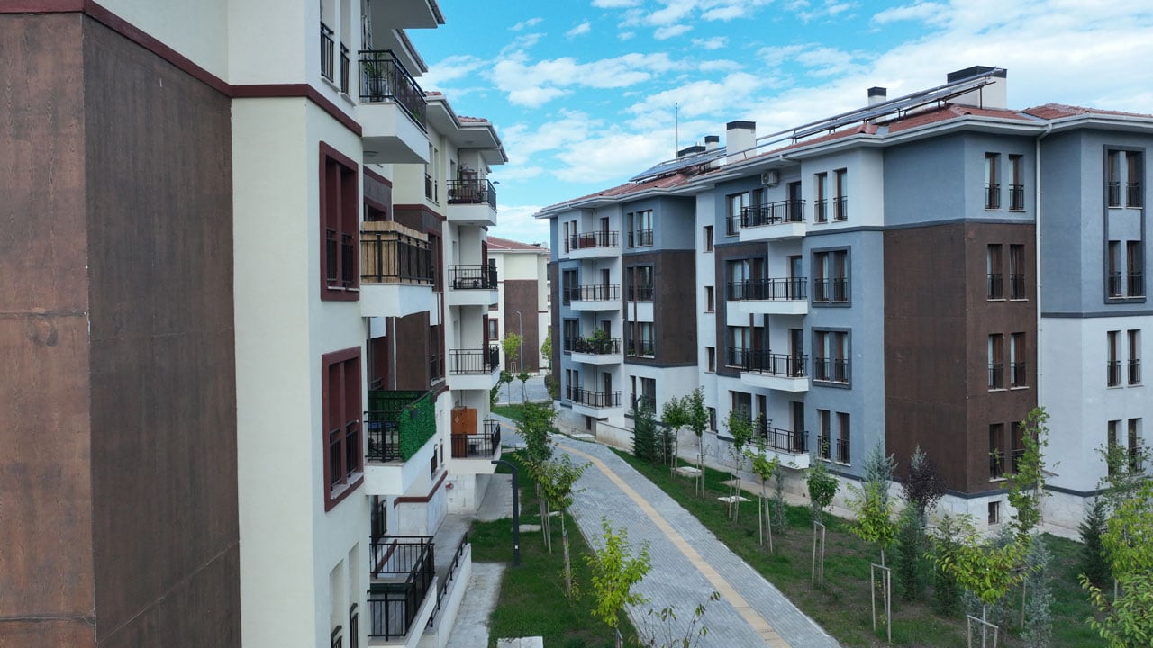 Foto - Mutlu ailenin fotoğrafı! TOKi’den ev sahibi oldular Bakan Kurum paylaştı