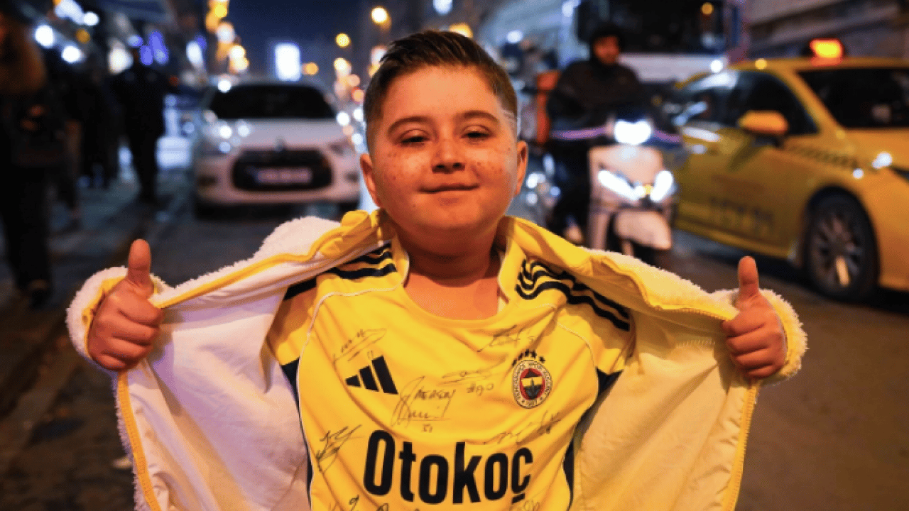Foto - Mutluluğu gözlerinden okunuyor! Fenerbahçe lösemi hastası Hamza'nın hayalini gerçekleştirdi
