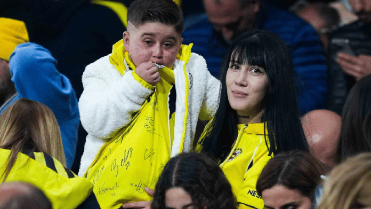 Foto - Mutluluğu gözlerinden okunuyor! Fenerbahçe lösemi hastası Hamza'nın hayalini gerçekleştirdi