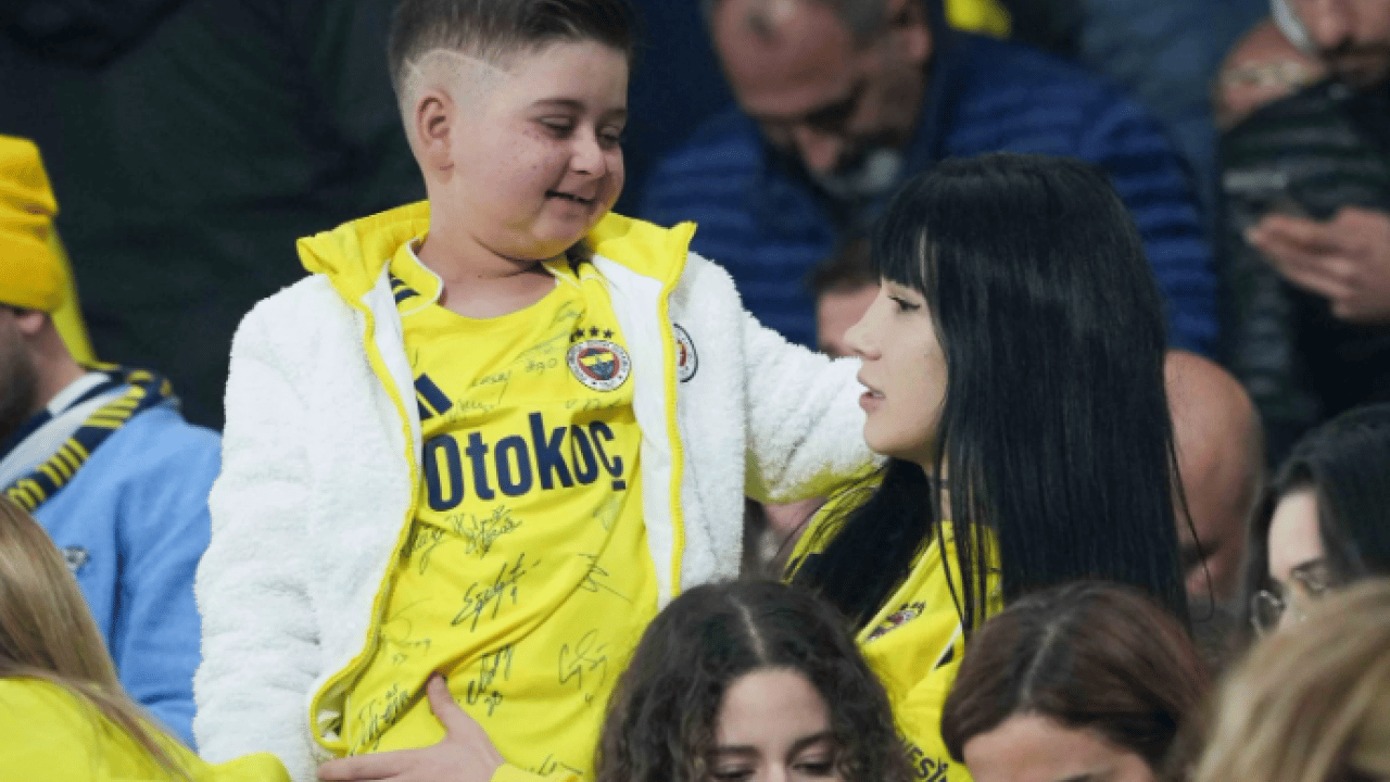 Mutluluğu gözlerinden okunuyor! Fenerbahçe lösemi hastası Hamza'nın hayalini gerçekleştirdi