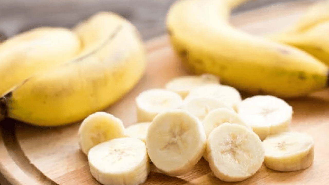 Muz yerken büyük hata uzmanı uyardı: Onları çöpe sakın çıkarmayın! Bunu bize hiç böyle anlatmadılar demeyin