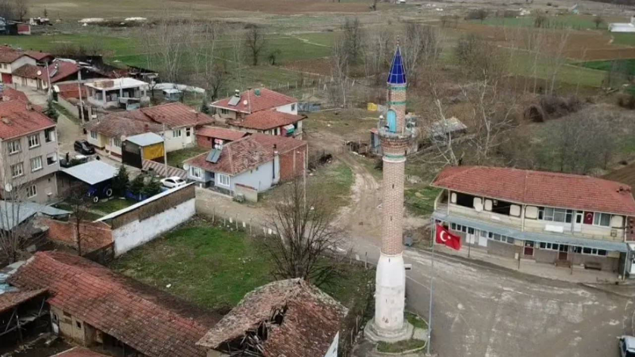 Namaza gelenler şok oldu! Minareyi gören camiyi arıyor!
