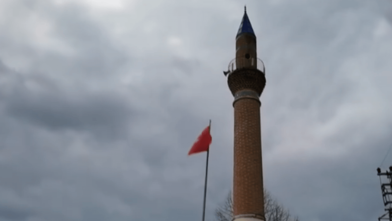 Foto - Namaza gelenler şok oldu! Minareyi gören camiyi arıyor!