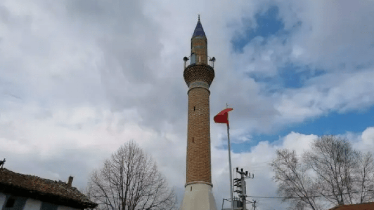 Foto - Namaza gelenler şok oldu! Minareyi gören camiyi arıyor!