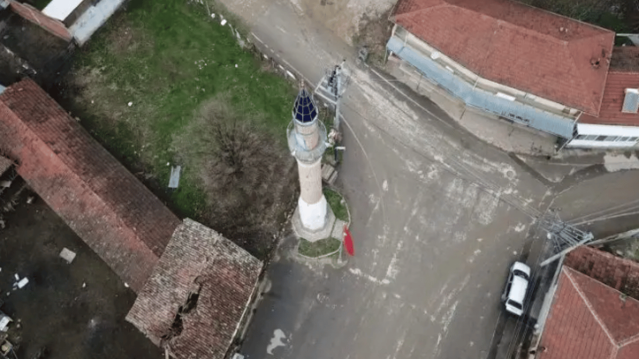 Foto - Namaza gelenler şok oldu! Minareyi gören camiyi arıyor!
