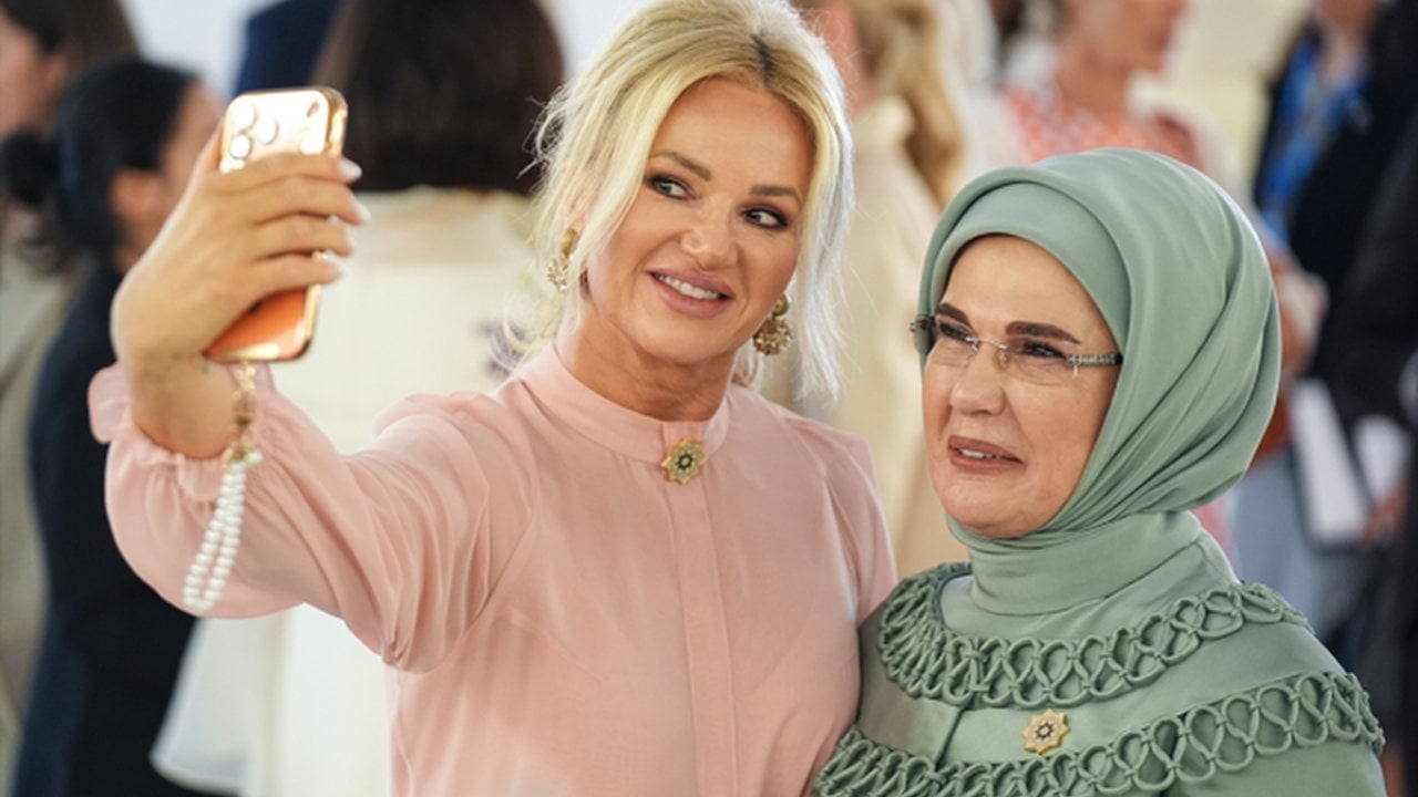 Foto - NATO davetinde büyük sürpriz! Şarkı söylemek için sahneye çıkan isim herkesi şaşırttı