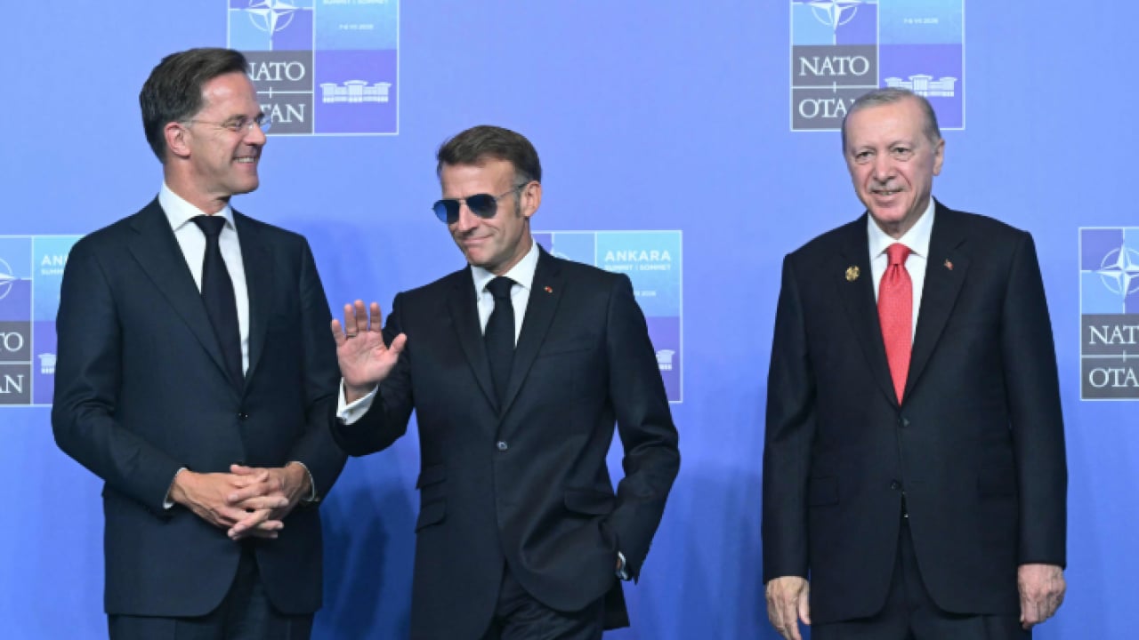 Foto - NATO Zirvesi'ne bu anlar damga vurdu! Mehterden Trump'a renkli kareler