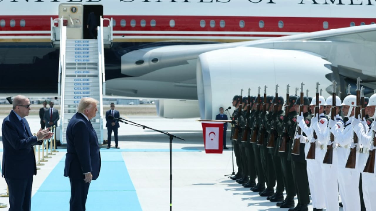 Foto - NATO Zirvesi'ne bu anlar damga vurdu! Mehterden Trump'a renkli kareler
