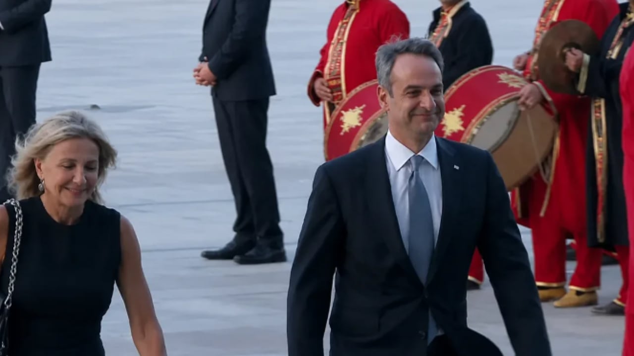 Foto - NATO Zirvesi'ne bu anlar damga vurdu! Mehterden Trump'a renkli kareler