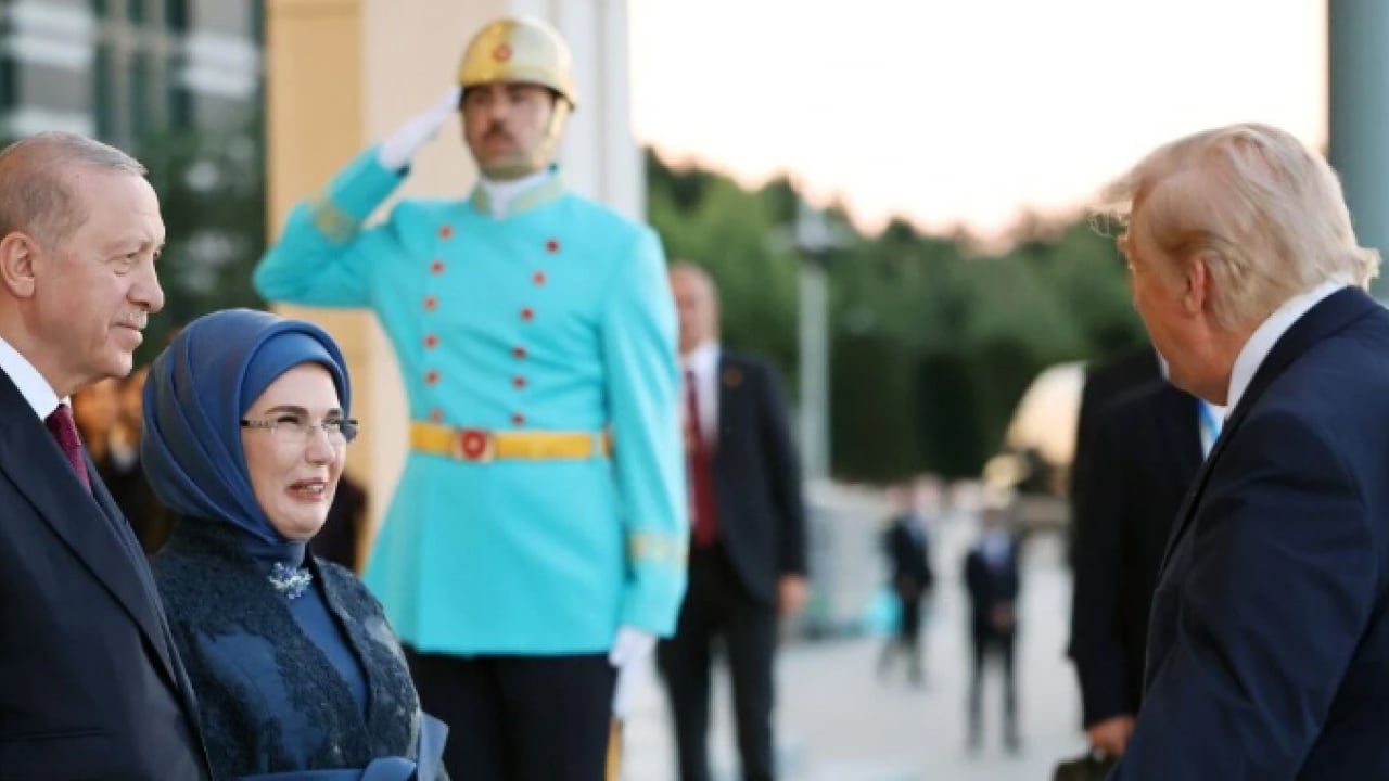 Foto - NATO Zirvesi'ne bu anlar damga vurdu! Mehterden Trump'a renkli kareler