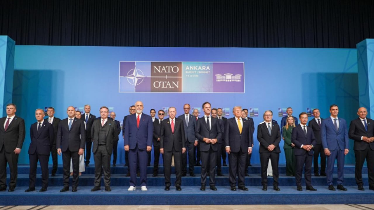 Foto - NATO Zirvesi'ne bu anlar damga vurdu! Mehterden Trump'a renkli kareler