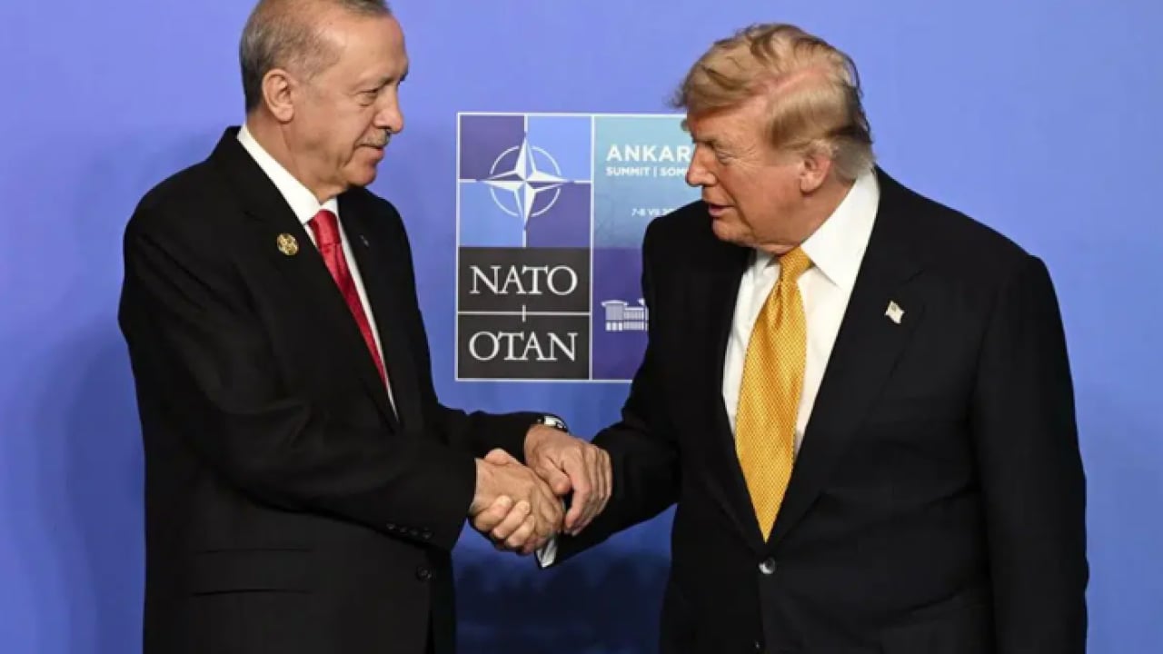 Foto - NATO Zirvesi'ne bu anlar damga vurdu! Mehterden Trump'a renkli kareler