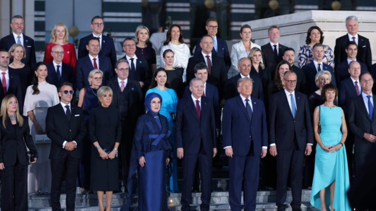 Foto - NATO Zirvesi'ne bu anlar damga vurdu! Mehterden Trump'a renkli kareler