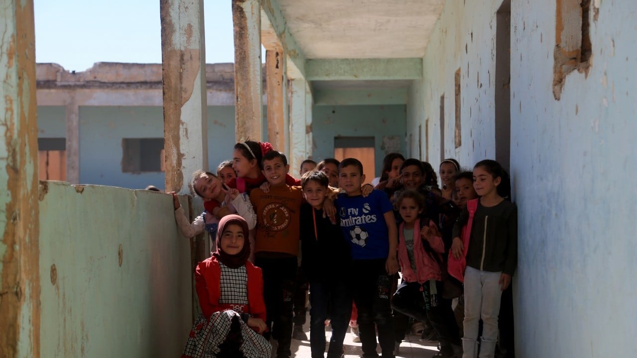 Foto - Ne sıra var ne tahta: İdlib’de çocuklar soğuk zeminde eğitim görüyor