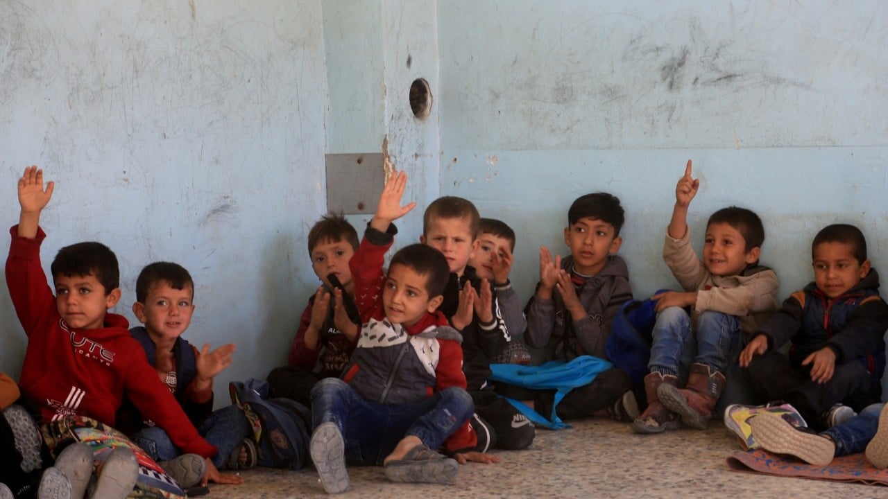 Foto - Ne sıra var ne tahta: İdlib’de çocuklar soğuk zeminde eğitim görüyor